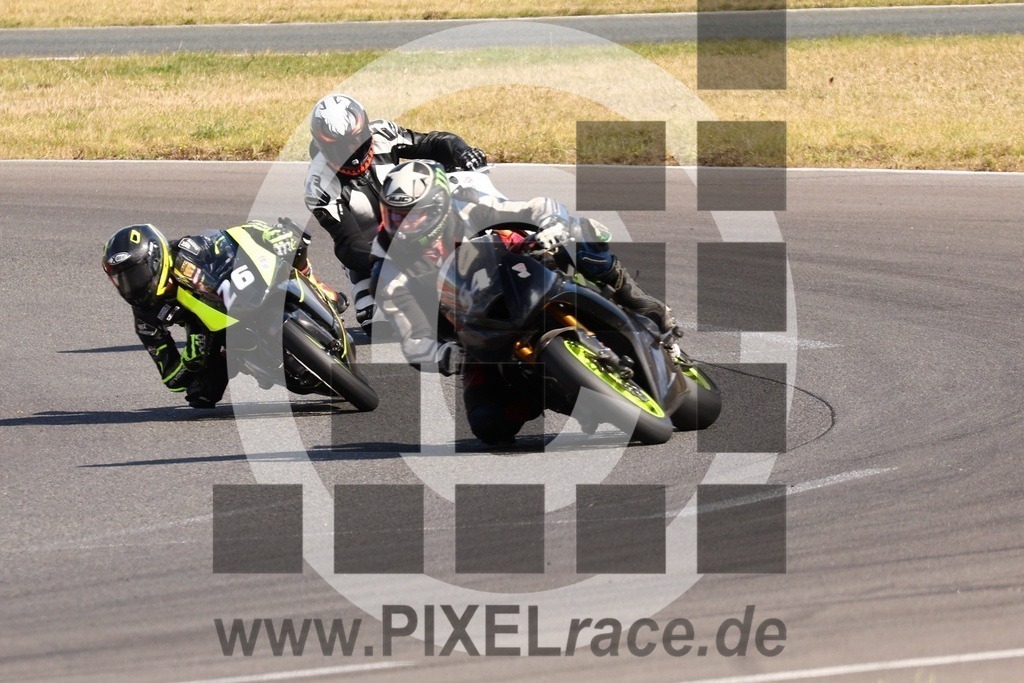 0054-20240912_02572 | Schöne Erinnerungen an spannende Momente - das festzuhalten ist unser Job. PIXELrace.de ist seit 2003 auf den Rennstrecken Europas unterwegs um die Action draußen beim Fahren und die wunderbare Stimmung imm Fahrerlager für euch einzufangen.