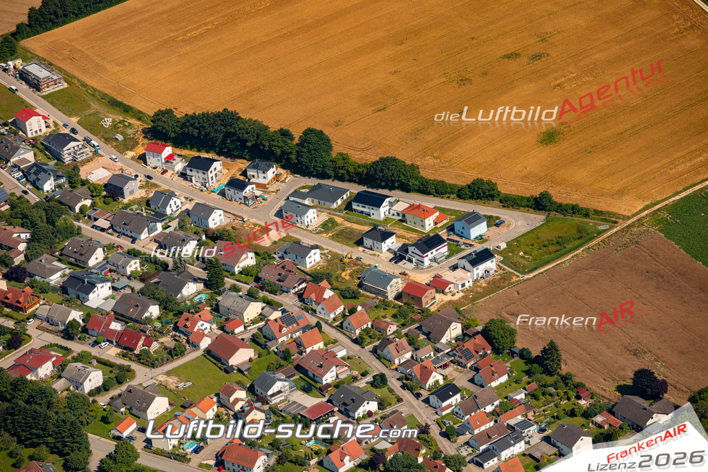 Das Luftbild zeigt :  Hitzhofen - Die Luftaufnahme wurde 2024 vom UL-Flugzeug aus erstellt ( keine Drohne ) - Hochauflösende Luftaufnahme - Für grossformatige Ausdrucke geeignet. Die Geschenkidee !Mit Lizenz und Bildrechte bestellbar