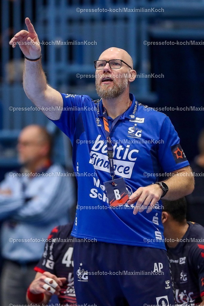 Gum11022501107 | 11.02.2025, Handball, European League - Hauptrunde Gruppe IV, VfL Gummersbach - SG Flensburg-Handewitt, Schwalbe-Arena: Cheftrainer Ales Pajovic (Flensburg-Handewitt) gestikulierend am Spielfeldrand