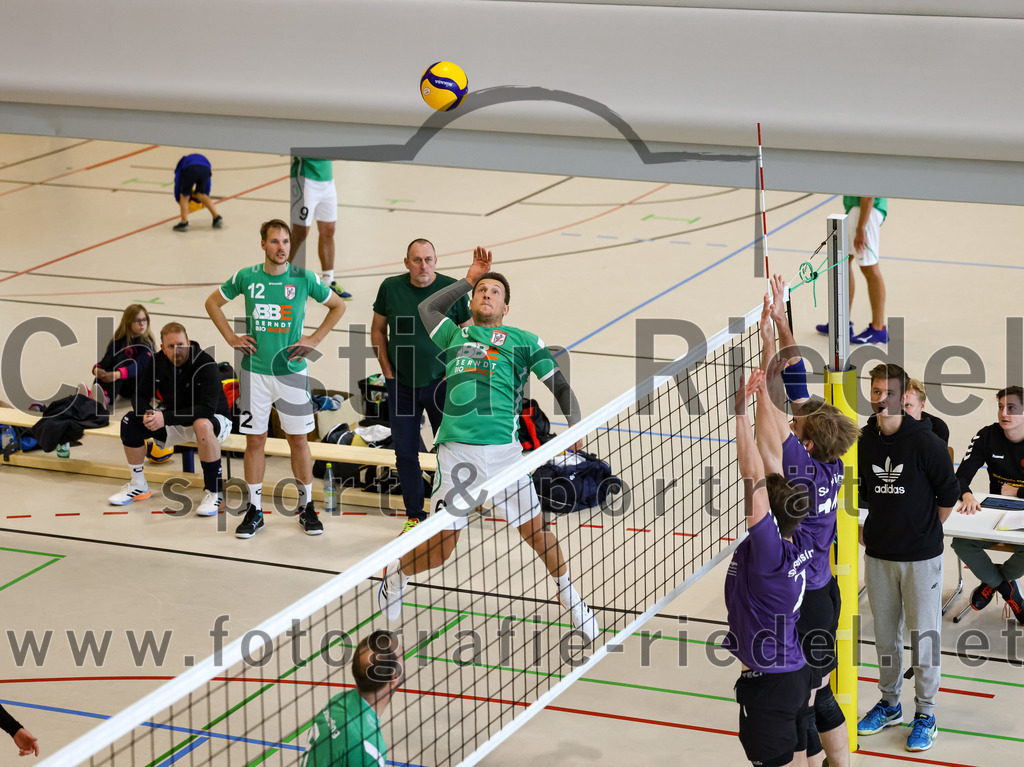 2022-11-12_026_TuS_Oberding_gegen_SC_Freising_II | Oberding, Deutschland, 12.11.2022:
Volleyball, Bezirksliga Ost 2022 / 2023, 7. Spieltag, TuS Oberding gegen MTV Pfaffenhofen II, Endergebnis: 3:2

Carl Baucks (TuS Oberding, #12), Trainer Rico Pätz (TuS Oberding), Oliver Pelz (TuS Oberding, #6), Florian Wenz (SC Freising, #2)

Foto: Christian Riedel / fotografie-riedel.net