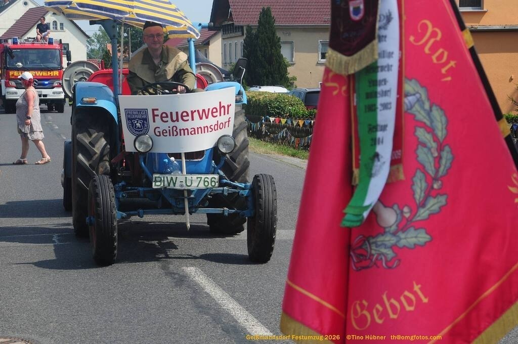 Geißmannsdorf-2026-Festumzug-199 | Festumzug in Geißmannsdorf bei Bischofswerda im Juni 2026. Fotografische Eindrücke und Momentaufnahmen vom Festumzug anläßlich des 800-jährigen Bestehens von Geißmannsdorf - mit Teilnehmern und Gästen, Strohpuppen und geschmückten Vorgärten und Grundstücken - Realisiert mit Pictrs.com