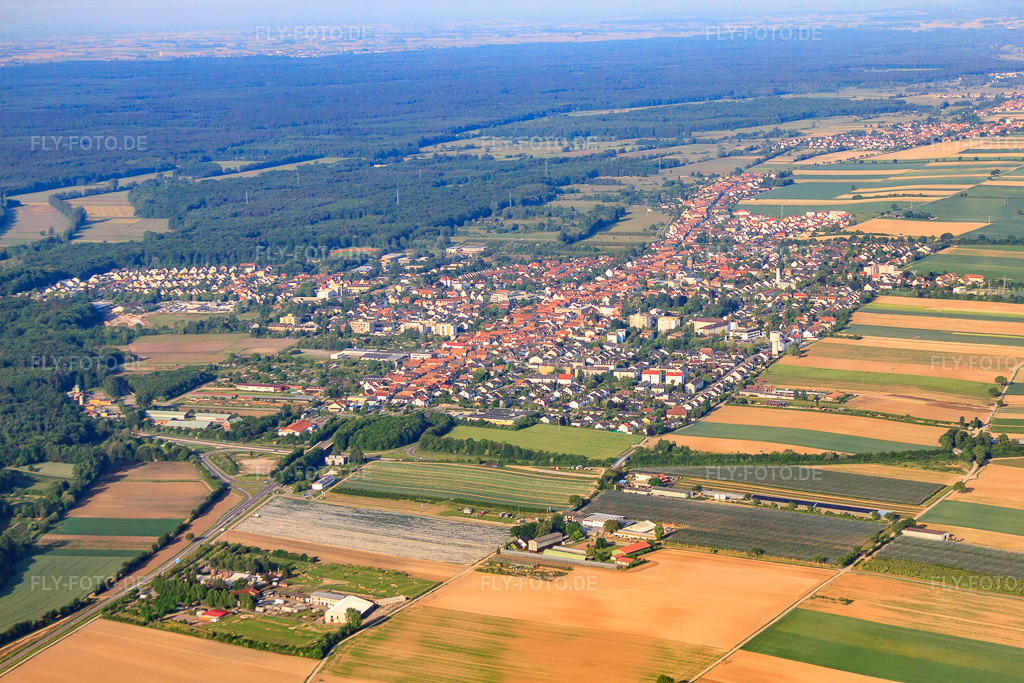 Luftbild: Stadtübersicht aus Nordosten in Kandel im Bundesland Rheinland-Pfalz in Deutschland. Foto: IMG_64950.jpg vom 18.05.2014 durch Werner Riehm/FLY-FOTO.de