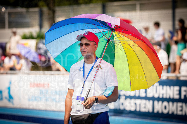 Multisport Event; Ratingen, 27.06.2026 | RATINGEN, GERMANY - JUNE 27, 2026 :  A coach with a sun umbrella due to the heat during the Multisport Event at Stadion Ratingen on June 27, 2026 in Ratingen, Germany.