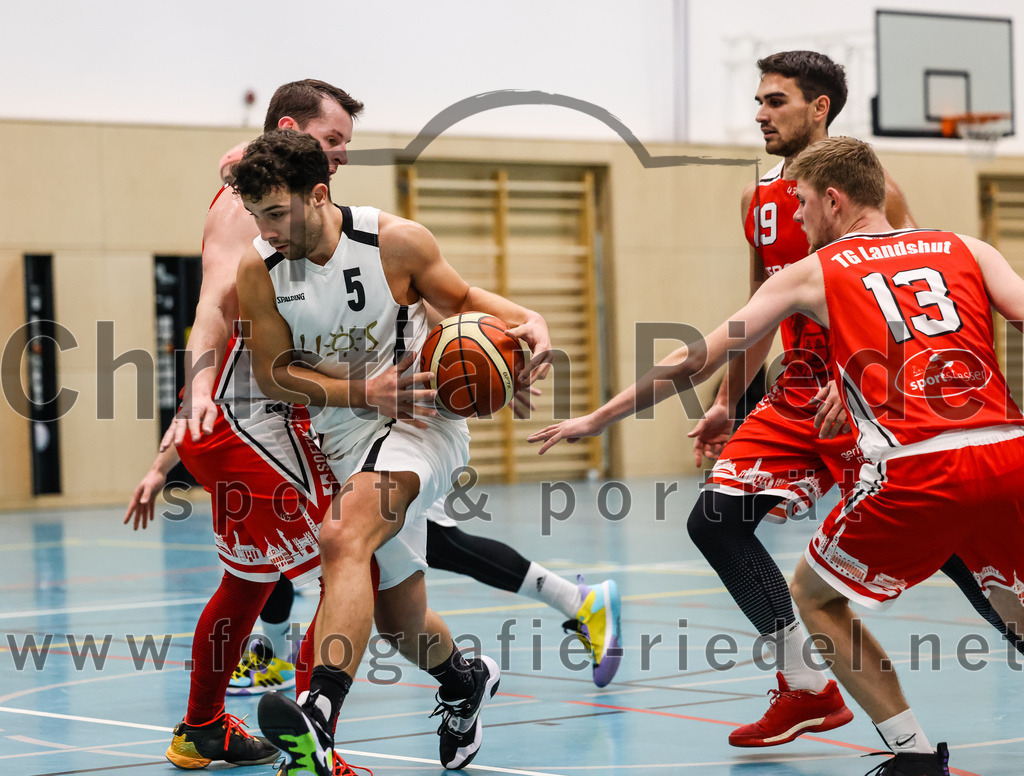 2022-12-03_049_TSV_Vaterstetten_gegen_TG_Landshut | Vaterstetten, Deutschland, 03.12.2022:
Basketball, Bayernliga Herren Südost 2022 / 2023, 7. Spieltag, TSV Vaterstetten gegen TG Landshut, Endergebnis: 71:78

Jonathan Andre (TSV Vaterstetten, #5),  (TG Landshut, #19),  (TG Landshut, #13)

Foto: Christian Riedel / fotografie-riedel.net