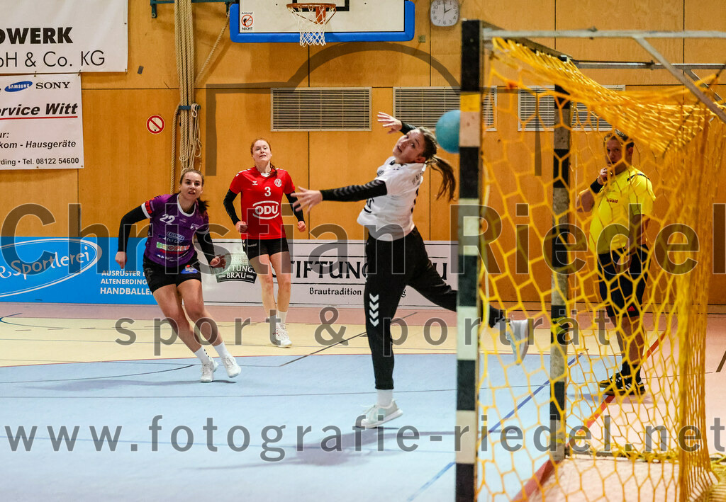 2023-11-04_038_SpVgg_Altenerding_gegen_TV_Altoetting | Erding, Deutschland, 04.11.2023:
Handball, Bezirksoberliga Frauen Altbayern 2023 / 2024, 6. Spieltag, SpVgg Altenerding gegen TV Altötting, Endergebnis: 28:26

Johanna Taubmann (SpVgg Altenerding, #22), Anna-Maria Niedermaier (TV Altötting, #3), Torfrau Verena Maier (TV Altötting, #1)

Foto: Christian Riedel / fotografie-riedel.net