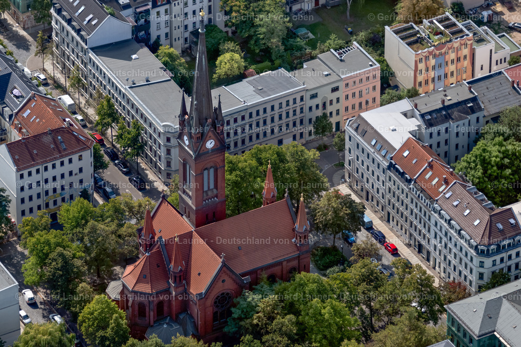 4039776 | LEIPZIG 14.09.2020 Kirchengebäude " Heilig-Kreuz-Kirche Leipzig " im Ortsteil Neustadt-Neuschönefeld in Leipzig im Bundesland Sachsen, Deutschland. Weiterführende Informationen bei: Ev.-Luth. Kirche zum Heiligen Kreuz Leipzig Neustadt-Neuschönefeld. // Church building " Heilig-Kreuz-Kirche Leipzig " in the district Neustadt-Neuschoenefeld in Leipzig in the state Saxony, Germany. Further information at: Ev.-Luth. Kirche zum Heiligen Kreuz Leipzig Neustadt-Neuschoenefeld. Foto: Gerhard Launer