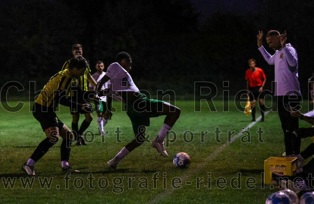 2023-09-15_036_FC_Moosinning_gegen_SV_Waldperlach | Moosinning, Deutschland, 15.09.2023:
Fußball, Bezirksliga Oberbayern Ost 2023 / 2024, 9. Spieltag, FC Moosinning gegen SV Waldperlach, Endergebnis: 0:1

Christian Reiser (FC Moosinning, #17), Mohamed Abdane (SV Waldperlach, #5)

Foto: Christian Riedel / fotografie-riedel.net