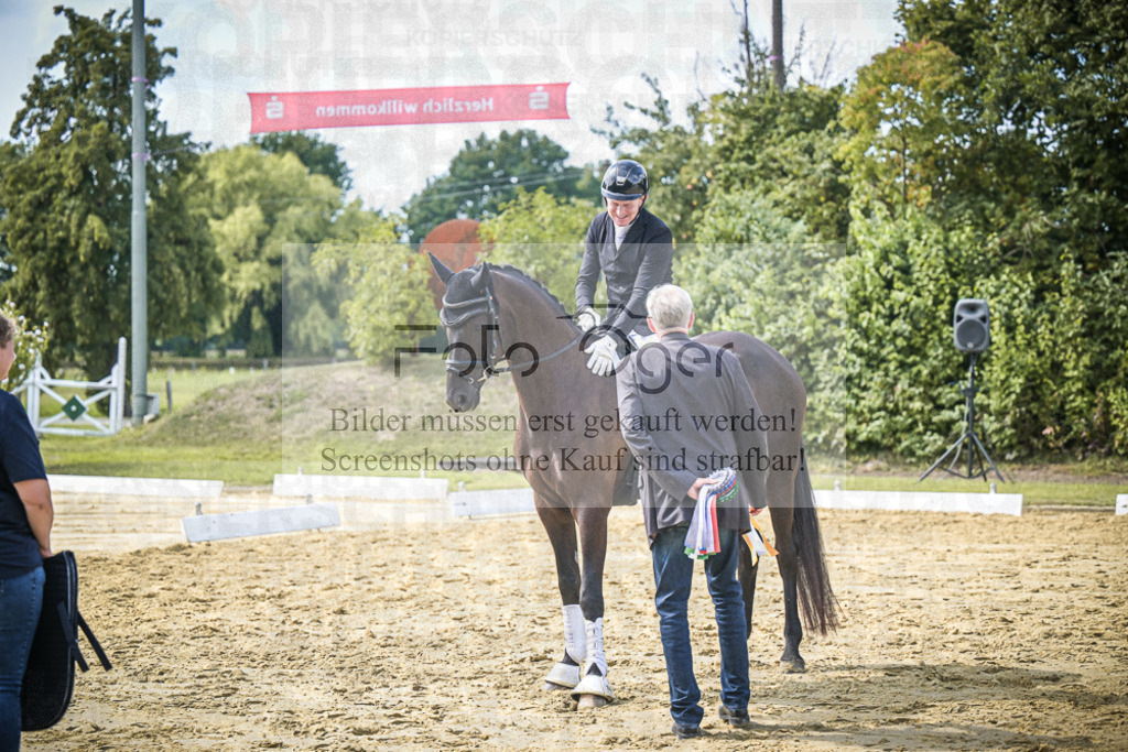 DOS_4301 | Entdecke hochwertige Reitturnierfotos von Foto Oger. Professionell, emotional und authentisch – jetzt Lieblingsmomente im Shop bestellen.Deutschlandweite Turnierfotografie. - Realisiert mit Pictrs.com