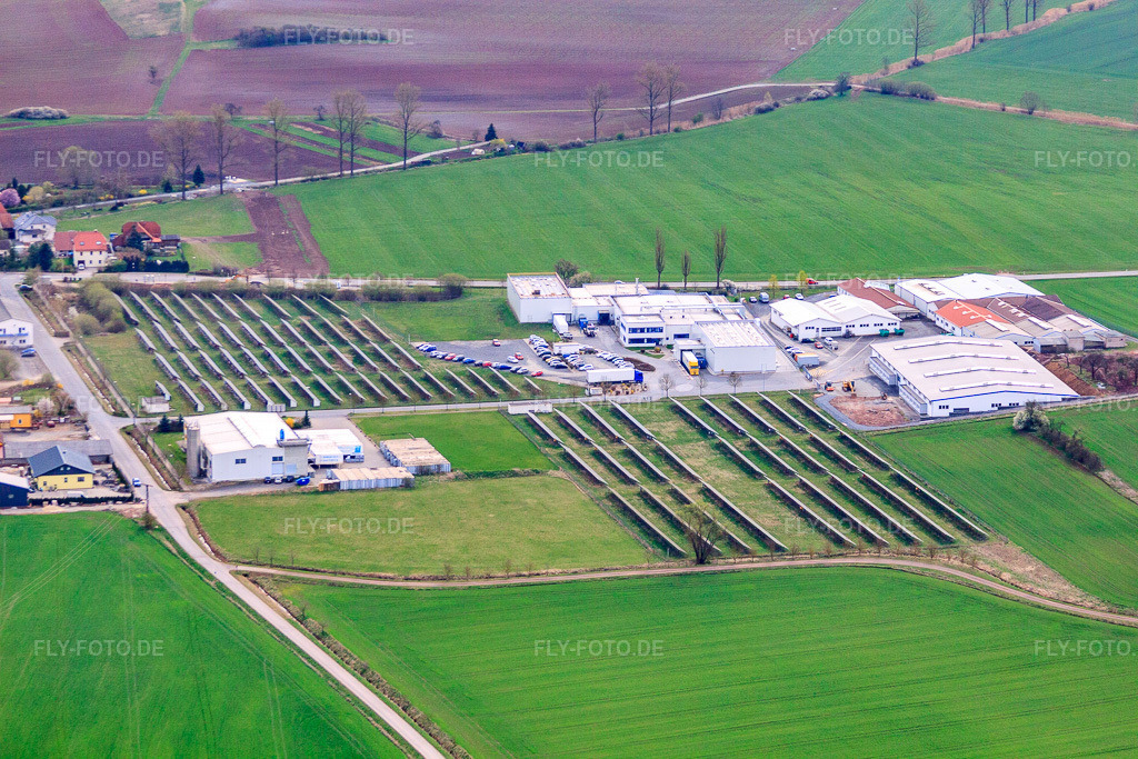 Luftbild: Agrar-PV-Anlagen am Gewerbegebiet mit Bedien-Concept GmbH und EMS Straufhain GmbH Elektro- und Metallwerke im Ortsteil Streufdorf in Straufhain im Bundesland Thüringen in Deutschland.Foto: IMG_64049.jpg vom 04.04.2014 durch Werner Riehm/FLY-FOTO.deAuflösung des Originals: 4752 x 3168 pxBedien-ConceptLohnfertigung für CNC-Dreh-teile | EMS Straufhain GmbH