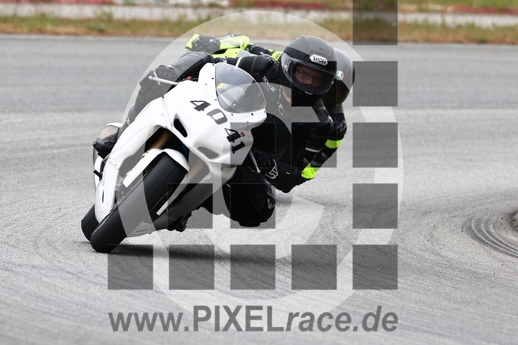 4041-20240504_00719 | Schöne Erinnerungen an spannende Momente - das festzuhalten ist unser Job. PIXELrace.de ist seit 2003 auf den Rennstrecken Europas unterwegs um die Action draußen beim Fahren und die wunderbare Stimmung imm Fahrerlager für euch einzufangen.