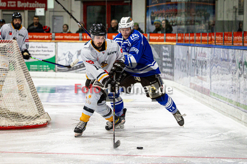 SC Forst NATURE BOYS gegen WANDERERS Germering | Eishockey Landesliaga Herren Gruppe A 2024/2025, SC Forst NATURE BOYS gegen WANDERERS Germering, 20241025,Markus MAIR (WANDERERS Germering 18) am Puck,2024-10-25 in Peißenberg (Eisstadion Peißenberg), Markus MAIR (WANDERERS Germering 18), Max WILLBERG (Nature Boyz 14)Copyright: WolfgangxLindner www.foto-lindner.de