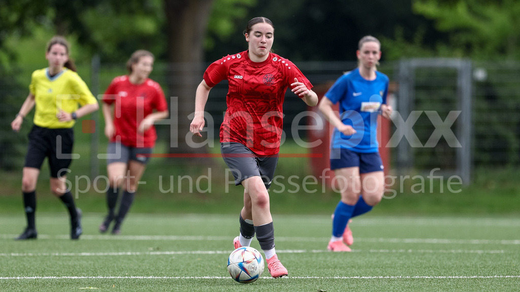 Fussball, Aufstiegsrunde Regionalliga Nord Frauen, FC Union 60 - SC Victoria Hamburg | Jule Oelerich (FC Union 60 Bremen, 7) am Ball, Einzelbild, Ganzkörper, Aktion, Action, Spielszene
