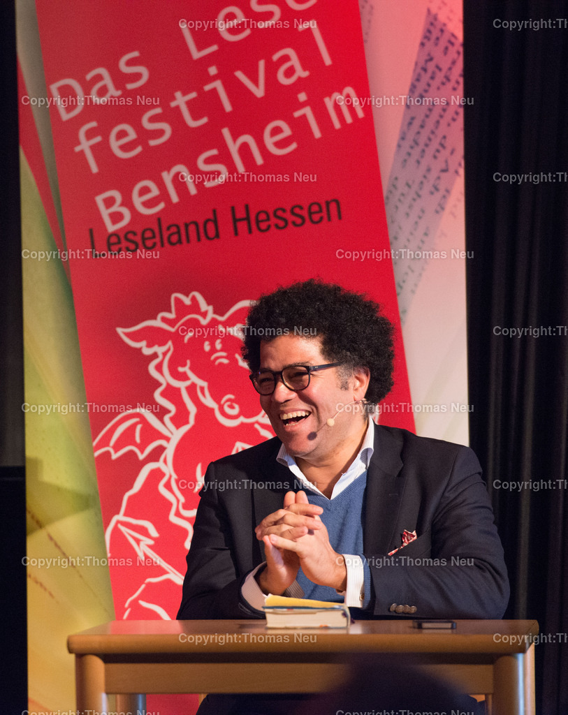 Ijoma_Mangold 0 | Benbsheim, Verlängerung Lesefestival Bensheim: Lesung von Ijoma Mangold , als Überraschung gab es das Dossenheim Lied für ihn, , Bild: Thomas Neu