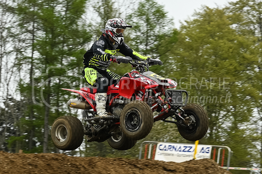 Motocross Schlatt bei Winterthur - 30. April 2023 | Quadfahrer in der Kategorie Quad am Motocross Schlatt bei Winterthur, 30. April 2023. 
Instagram: @mx_schlatt | @mc_wila | @sam_schweiz
Bild: Sportfotografie Markus Aeschimann | www.markus-aeschimann.ch - Realisiert mit Pictrs.com