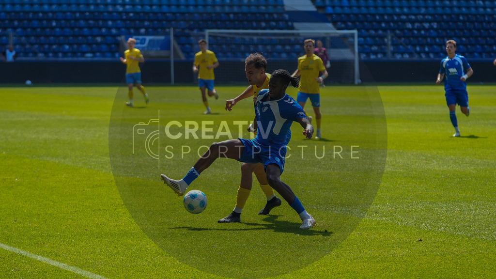 Fußball, Herren, Saison 2025/2026, Regionalliga Nordost, 3. Spieltag, 1.FC Magdeburg II vs. FSV 63 Luckenwalde, Samstag 09.08.2025, Avnet Arena Magdeburg | Fußball, Herren, Saison 2025/2026, Regionalliga Nordost, 3. Spieltag, 1.FC Magdeburg II vs. FSV 63 Luckenwalde, Samstag 09.08.2025, Avnet Arena Magdeburg, Im Bild: Simon Gollnack (gelb, Luckenwalde) und Pierre Nadjombe (blau, Magdeburg) - Realisiert mit Pictrs.com