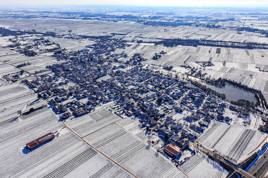 Luftbild: Winterluftbild im Schnee mit Schloßweiher in Kirrweiler im Bundesland Rheinland-Pfalz in Deutschland. Foto: IMG_124650.jpg vom 11.02.2021 durch Werner Riehm/FLY-FOTO.de