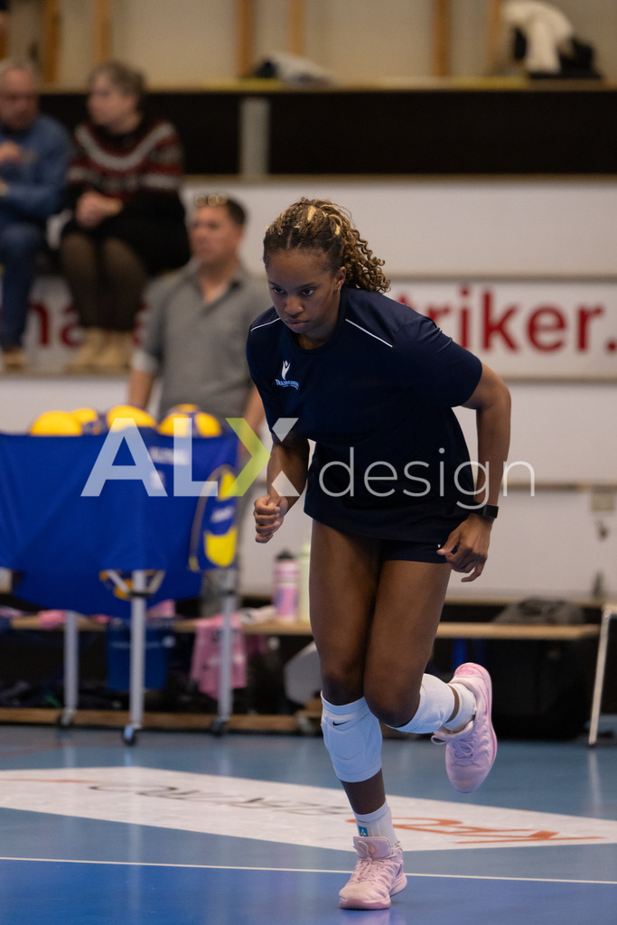 Volleyball I Frauen I Saison 2025-2026 I Volleyball NLA | Women I 1/2 Finals I  VC Kanti Schaffhausen - Sm'Aesch Pfeffingen I 07.03.2026 | 5 Brianna Green (USA) (Sm'Aesch Pfeffingen) – Mittelblock - Realisiert mit Pictrs.com