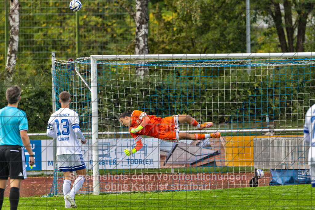 20261010_153245_0647-Bearbeitet_(c)_by_PhotoPeet | Elias Kirchhoff (1.FC Eislingen #12)1.FC Eislingen (weiß) vs. TSV Bernhausen (lila), Fussball, Landesliga 2 - wfv, 11. Spieltag, Saison 2026/2027, Rasenplatz, Eichbachstation, Haldenstraße, 73054 Eislingen, 10.10.2026 - 15:30 Uhr,Foto: PhotoPeet / Sport- &amp; Eventfotografie / Peter Harich