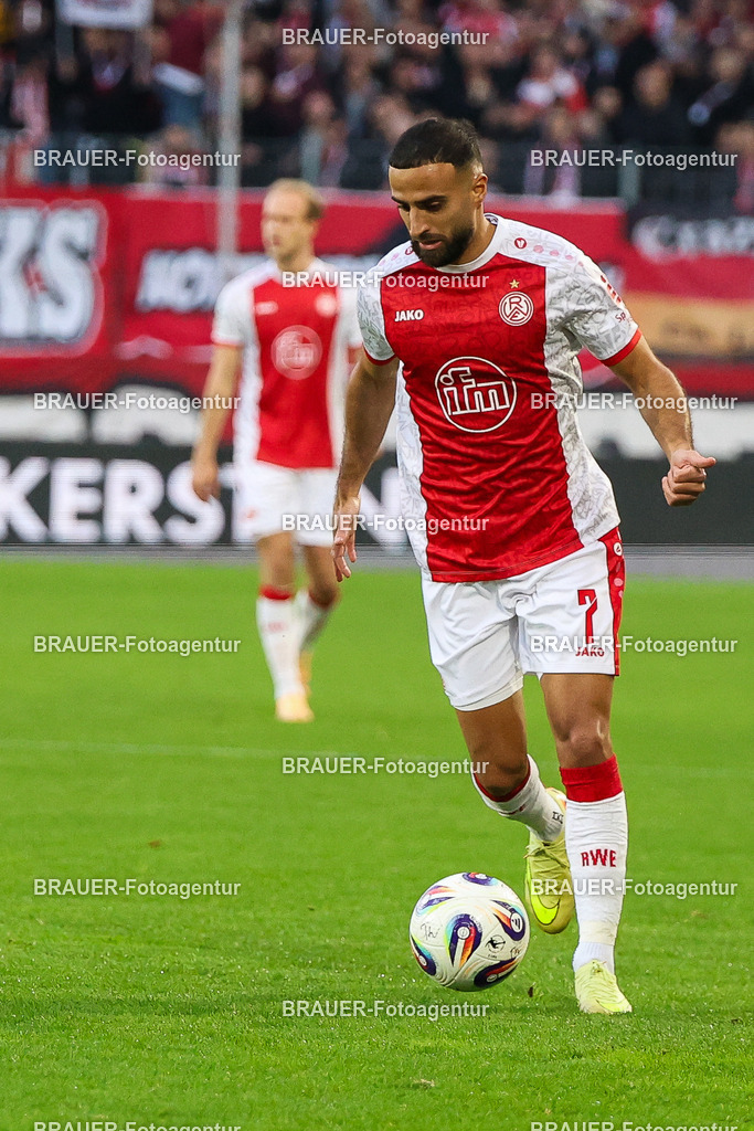 Rot-Weiss Essen - 1.Fc Schweinfurt | Essen, Deutschland, 02.11.2025 Ramien Safi  (Rot-Weiss Essen) Einzelaktion während des 3.Liga Spiels zwischen  Rot-Weiss Essen und 1.Fc Schweinfurt am 02.11.2025 im Stadion an der Hafenstraße in Essen. (Foto von Timo Bluhmki-Schmidt/Brauer Fotoagentur