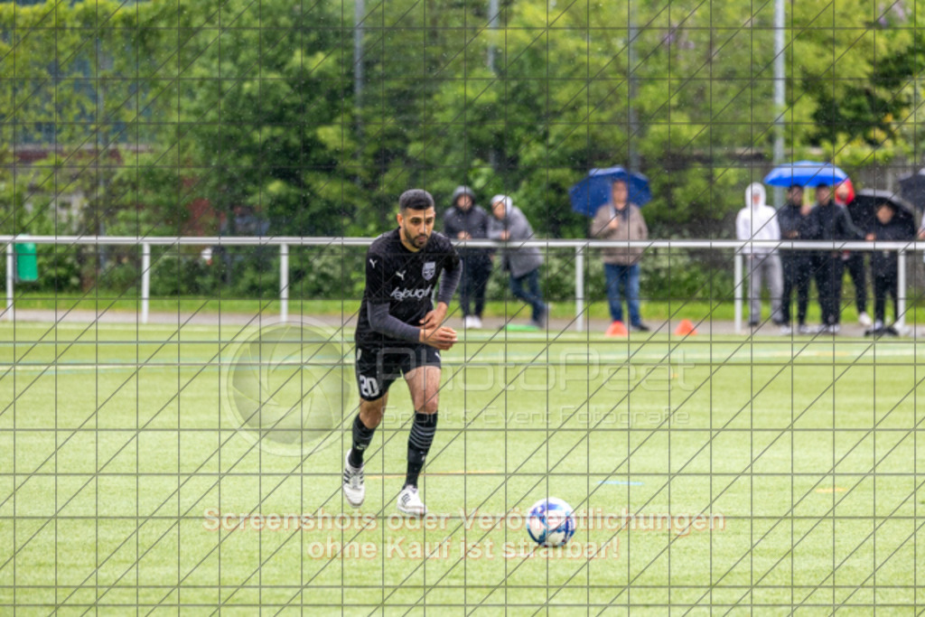 20250504_151551_0170 | #,SSV Göppingen (schwarz) vs. TSV Wäschenbeuren (grün), Fussball, Kreisliga A3 - Bezirk Neckar/Fils, 25. Spieltag, Saison 2024/2025, Kunstrasensportplatz Nord, Hohenstaufenstr. 123, 73033 Göppingen, 04.05.2025 - 15:00 Uhr,Foto: PhotoPeet-Sportfotografie/Peter Harich