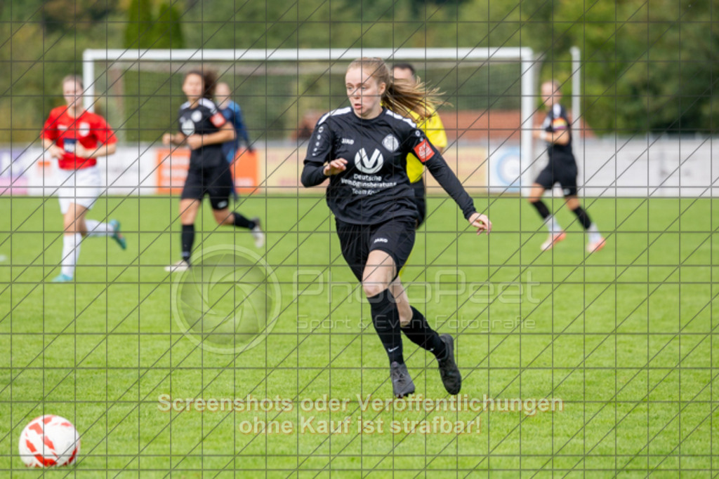20250928_143406_0565 | #,1.FC Donzdorf (schwarz) vs. TV Derendingen (rot), Fussball, Frauen-Verbandsliga Württemberg, 03. Spieltag, Saison 2025/2026, Rasenplatz Lautertal Stadion, Süßener Straße 16, 73072 Donzdorf, 28.09.2025 - 13:00 Uhr,Foto: PhotoPeet-Sportfotografie/Peter Harich