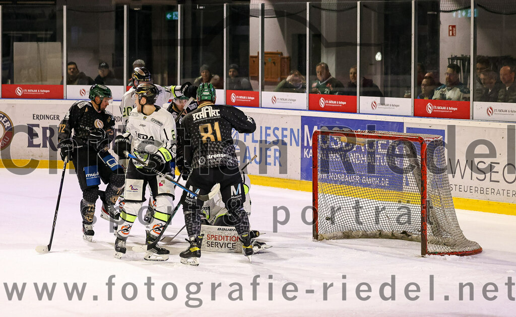 2024-02-16_115_TSV_Erding_gegen_ERSC_Amberg | Erding, Deutschland, 16.02.2024:
Eishockey, Bayernliga Playoffs 2023 / 2024, 1. Spieltag, TSV Erding gegen ERSC Amberg, Endergebnis: 1:2

Leon Abstreiter (Erding Gladiators, #72), Maximilian Forster (Erding Gladiators, #81)

Foto: Christian Riedel / fotografie-riedel.net