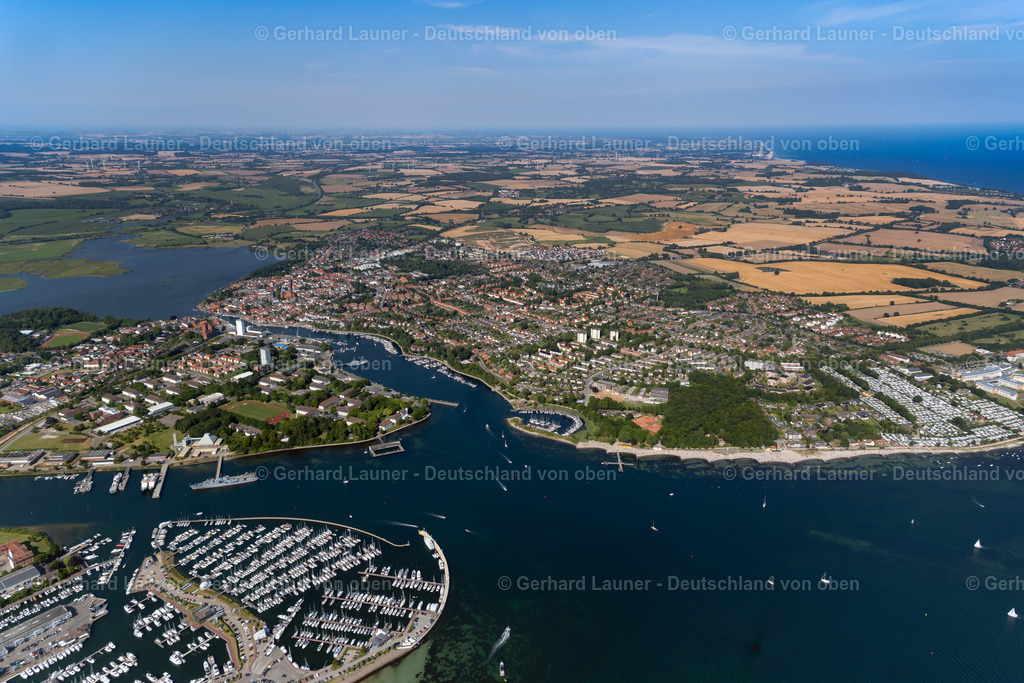 4038119 | NEUSTADT IN HOLSTEIN 07.08.2020 Stadtgebiet und Stadtgebiet mit Außenbezirken und Innenstadtbereich am Küstenbereich der Ostsee in Neustadt in Holstein im Bundesland Schleswig-Holstein, Deutschland. // City area with outside districts and inner city area on coastline of baltic sea in Neustadt in Holstein in the state Schleswig-Holstein, Germany. Foto: Gerhard Launer