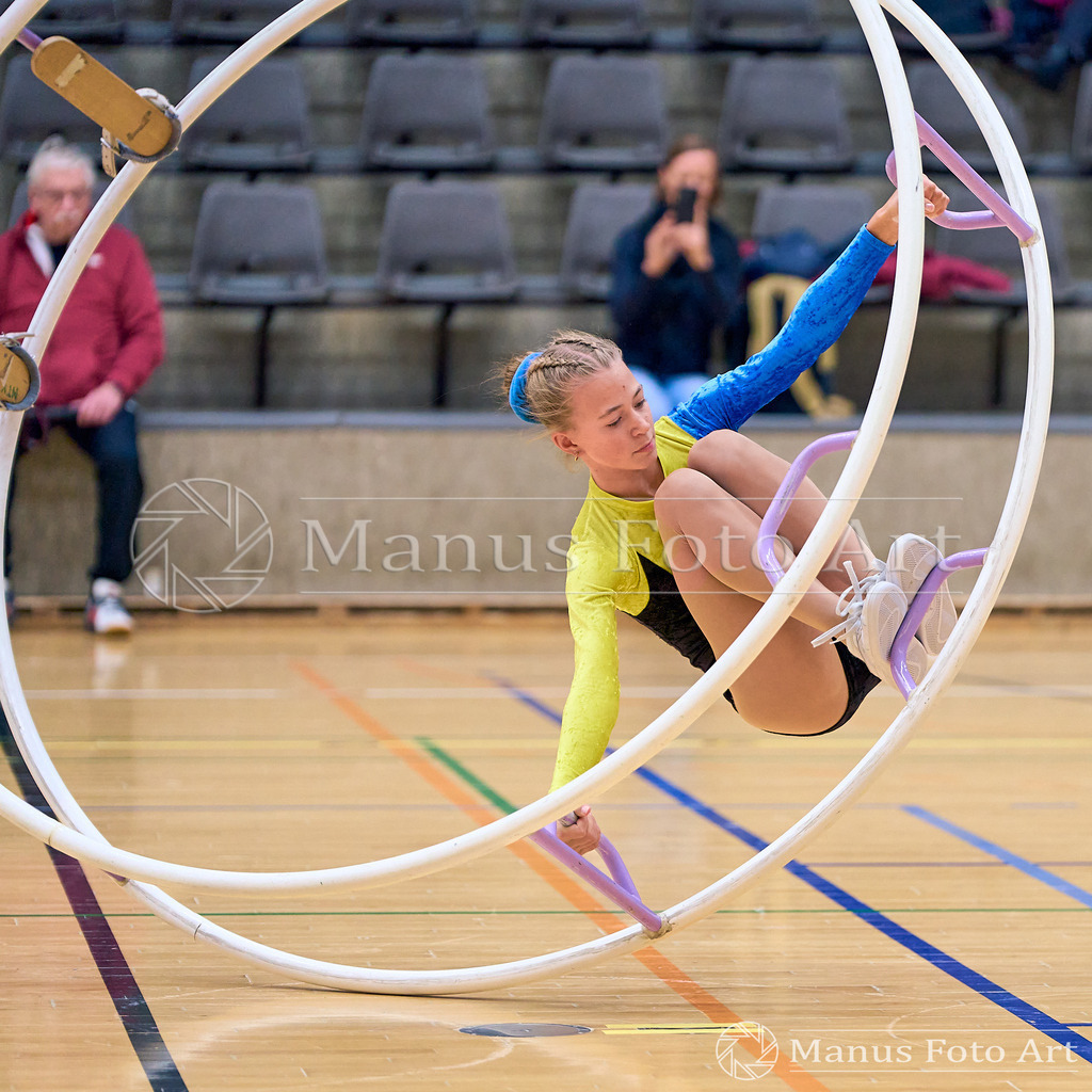 2024-11-09-4-D-DSC02285 | Professionelle Sportfotografie in Hamburg, Schleswig-Holstein und Niedersachsen – spezialisiert auf Rhönrad, Geräteturnen, Leistungsturnen und rhythmische Sportgymnastik. Bundesweite Begleitung von Rhönrad-Events. Jetzt Sport-Fotos - Realisiert mit Pictrs.com