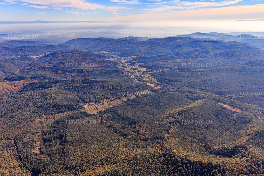 Vue aérienne: Vallée de Schwarzbach vue du sud-est à Dambach dans le département Bas Rhin, France – .Photo: IMG_095126.jpg prise le 16/10/2016 par Werner Riehm/FLY-FOTO.eu – Résolution de l'original: 5333 x 3555 px