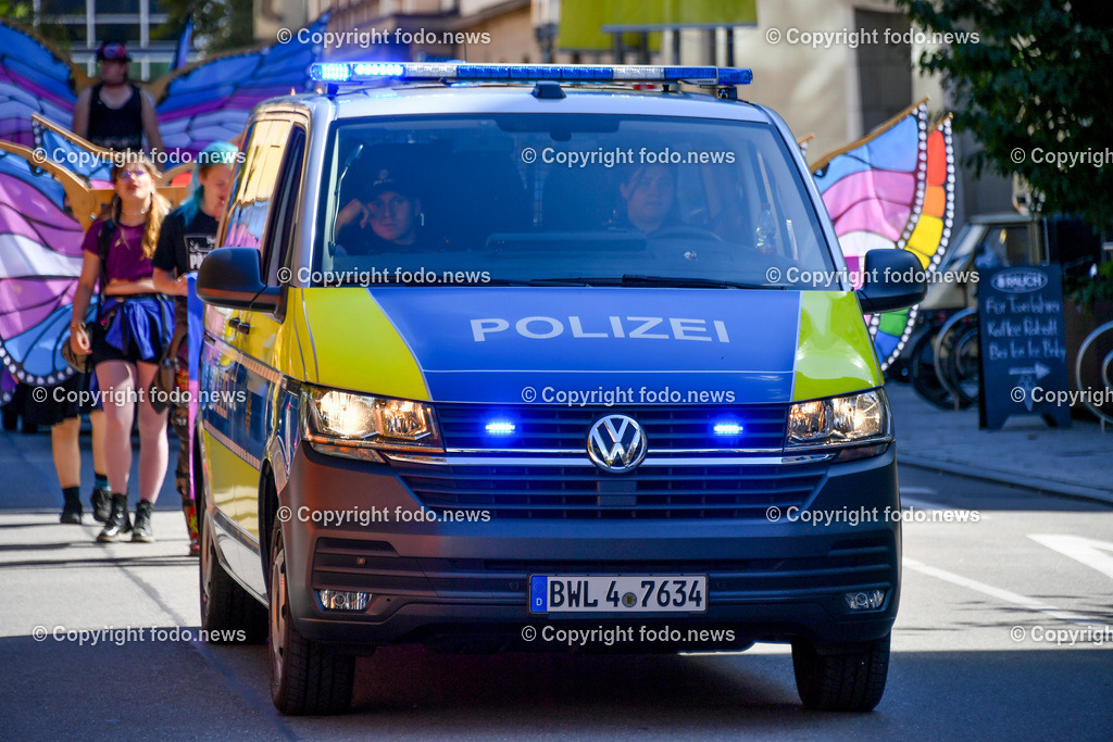 Deutschland_ Baden-Wuerttemberg_ Stuttgart_ 13.09.2025-13 | 13.09.2025, Deutschland, GER, Baden-Wuerttemberg, Stuttgart, im Bild Themenbild, Polizei, Stuttgart, Streifenwagen, Landespolizei, Sicherheit, Ordnung, Polizeiwache, Einsatzkraefte, Blaulicht, Notruf 110, Kriminalpolizei, Verkehrskontrolle, Polizeieinsatz, Uniform, Dienstwaffe, Streifendienst, Ermittlungen, Personenkontrolle, Polizeipraesidium, Schutzpolizei, Polizeibeamte, Praevention, Oeffentlichkeitsarbeit, Demonstrationen, Verkehrsueberwachung, Schriftzug, Feature, Symbolbild