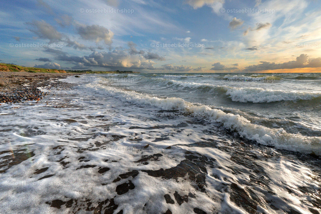 Wind und Wellen am Abend | Während der Wind leicht abflaut, rollen die Wellen immer noch in gleicher Intensität der Küste entgegen. Am Horizont kündigt sich bereits Sonnenuntergang an.