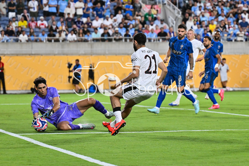 Manchester City - Al-Hilal SFC | Yassine BOUNOU (Al-Hilal 37) ist vor Rayan AIT-NOURI (Manchester City 21) am Ball / Zweikampf / FIFA Club World Cup: Manchester City - Al-Hilal SFC, Camping World Stadium am 30.06.2025 / NOT FOR SALE IN USA
