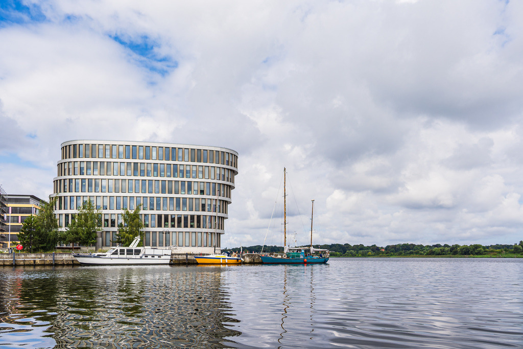 Blick über den Fluss Warnow auf die Hansestadt Rostock | Blick über den Fluss Warnow auf die Hansestadt Rostock.