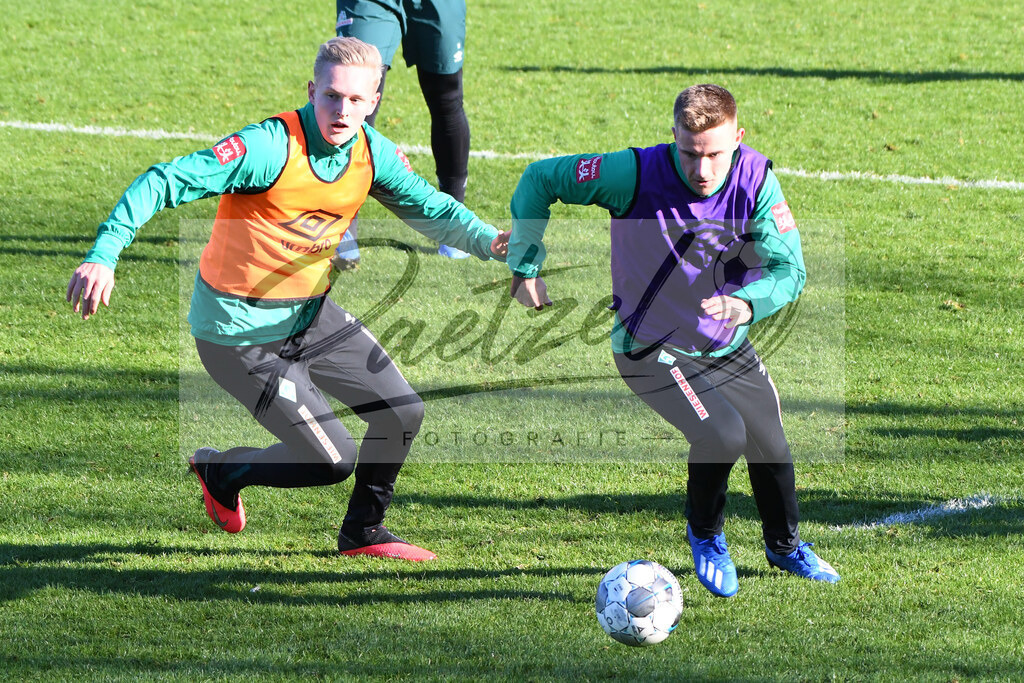 20200205_TRASVW_0075 | Fußball, Herren: Julian Rickmann (SV Werder Bremen II) und Johannes Eggestein (SV Werder Bremen) im Zweikampf waehrend der Trainingseinheit des SV Werder Bremen im Wohninvest Weserstadion am 05.02.2020 in Bremen, Deutschland. - Realisiert mit Pictrs.com