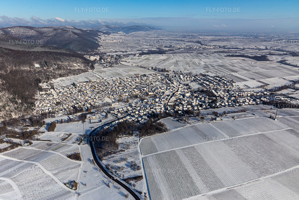 Luftbild: Winterluftbild im Schnee in Klingenmünster im Bundesland Rheinland-Pfalz in Deutschland. Foto: IMG_124422.jpg vom 11.02.2021 durch Werner Riehm/FLY-FOTO.de