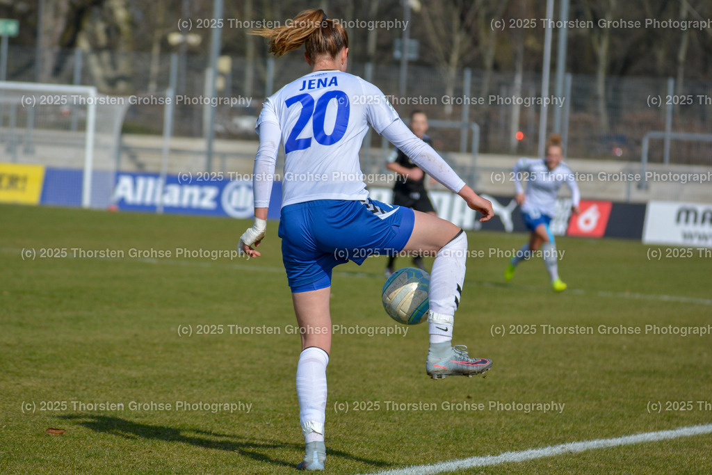Fussball-BL Frauen 1. FFC Frankfurt vs. FF USV Jena | Lara Schmidt #20 (FF USV Jena); Fussball-BL Frauen 1. FFC Frankfurt vs. FF USV Jena, Fussball-Bundesliga Frauen am 25.03.2018 im Stadion am Brentanobad in Frankfurt/Main, (Deutschland) - Realisiert mit Pictrs.com