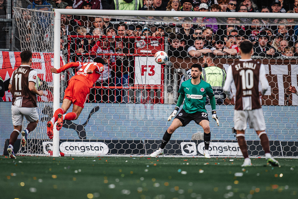 Fußball | Männer | Saison 2025/2026  | Fußball-Bundesliga | 29. Spieltag | FC St. Pauli vs. FC Bayern München | 11.04.2026 | Jamal Musiala (#10, FC Bayern München) mit einem Kopfballtor