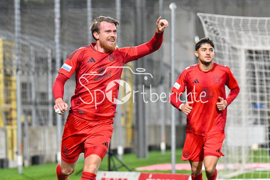 FC Bayern Amateure - SpVgg Greuther Fürth II | Jubel nach dem Treffer zum 1-0 durch Steve BREITKREUZ (FC Bayern München II #5) / Tor / Freude / Torschuetze / Regionalliga Bayern: FC Bayern Muenchen II - SpVgg Greuther Fuerth II, Gruenwalder Stadion am am 29.10.2024