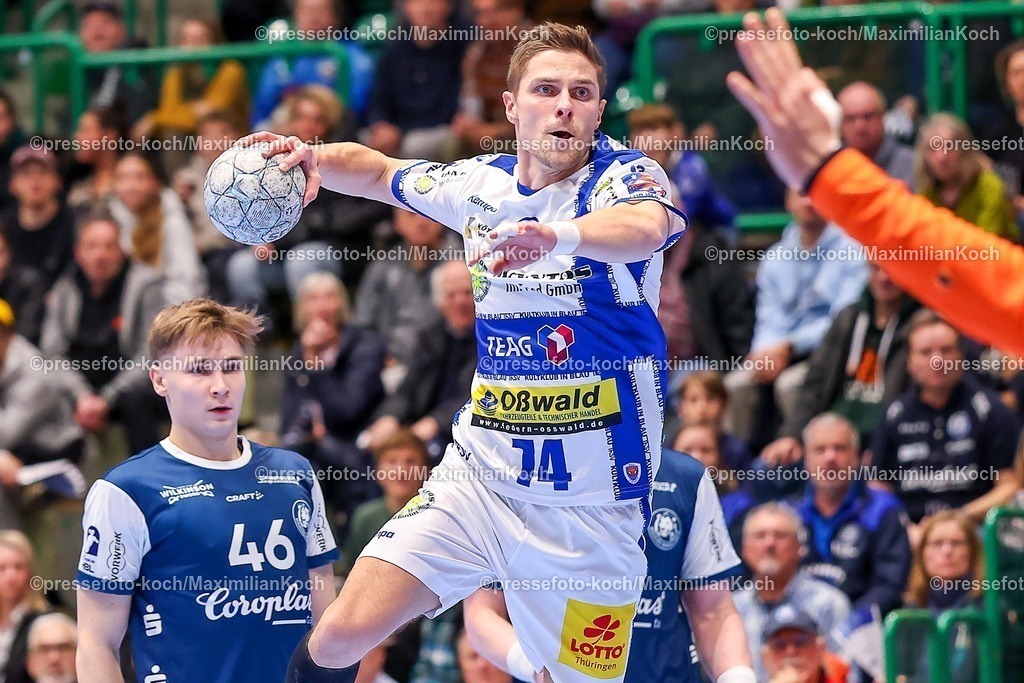 BHC11122501016 | 11.12.2025, Handball, HBL, Bergischer HC - ThSV Eisenach, Unihalle Wuppertal: Vincent Büchner (Eisenach #74) wirft auf das Tor von Torhüter Christopher Rudeck (BHC #01) 