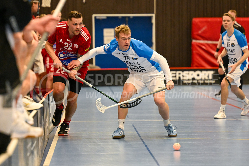 Strängnäs IBK vs FBC Kalmarsund Ungdom - 6. =January= 2024 | Strängnäs IBK vs FBC Kalmarsund Ungdom
Thomas Arena, Strängnäs
Adam Nilsson (#22 Strängnäs IBK) against Hampus Nelson (#79 FBC Kalmarsund Ungdom).
Bild: Sportfotografie Markus Aeschimann | www.markus-aeschimann.ch - Realisiert mit Pictrs.com