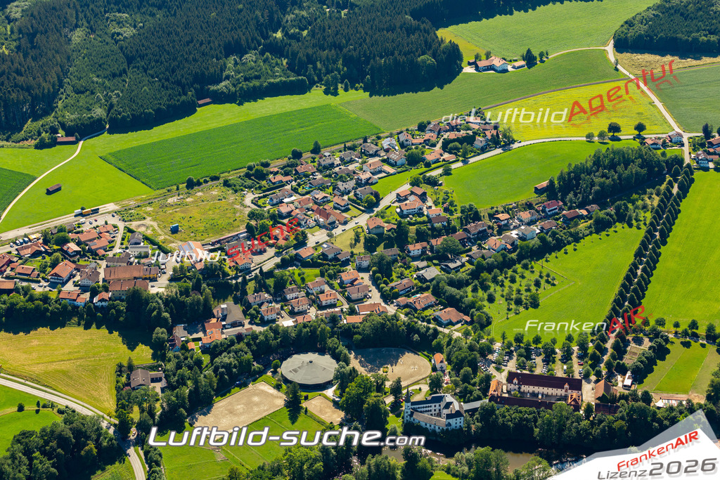 Aktuelles Luftbild von Traunwalchen Traunreut - Die Luftaufnahme wurde 2022 mittels UL-Flugzeug erstellt ( keine Drohne ) - hochauflösende Kamera-Systeme von  Canon -Beste Qualität - Für grossformatige Ausdrucke geeignet. Die Geschenkidee !
