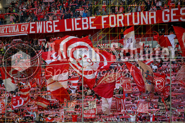10.04.2026, GER, Fussball, Herren, 2. BL, Saison 2025/2026, Fortuna Düsseldorf - Holstein Kiel | die Fans von Fortuna Düsseldorf mit Fahnen, Schals und Bannern 