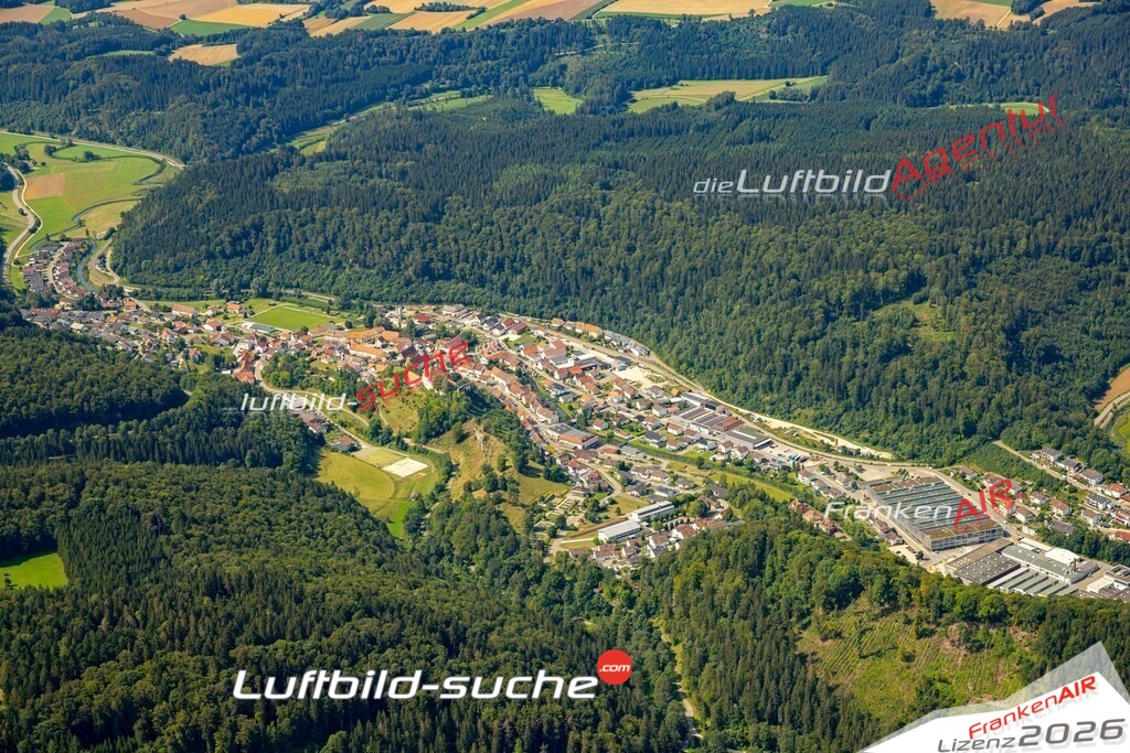 Das Luftbild zeigt :  Hettingen - Die Luftaufnahme wurde 2024 vom UL-Flugzeug aus erstellt ( keine Drohne ) - Hochauflösende Luftaufnahme - Für grossformatige Ausdrucke geeignet. Die Geschenkidee !Mit Lizenz und Bildrechte bestellbar