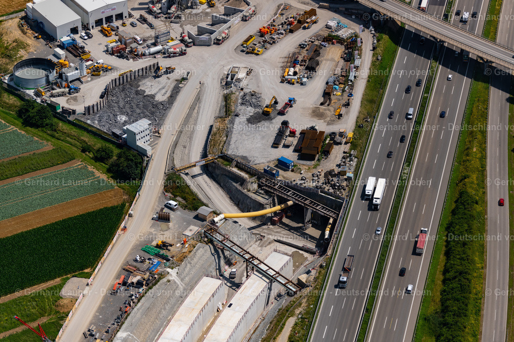 4046561 | STUTTGART 19.07.2021 Baustelle mit Tunnelführungsarbeiten für die Streckenführung und den Verlauf " Flughafentunnel " parallel zum Verlauf der Autobahn BAB A8 in Stuttgart im Bundesland Baden-Württemberg, Deutschland. Weiterführende Informationen bei: CDM Smith Consult GmbH,  GBI Gackstatter Beratende Ingenieure GmbH,  Max Bögl Bauservice GmbH & Co. KG,  Vössing Ingenieurgesellschaft mbH. // Construction site with tunneling work for the route and the "airport tunnel" course parallel to the course of the A8 motorway in the Plieningen district of Stuttgart in the state Baden-Wuerttemberg, Germany. Further information at: CDM Smith Consult GmbH,  GBI Gackstatter Beratende Ingenieure GmbH,  Max Boegl Bauservice GmbH & Co. KG,  Voessing Ingenieurgesellschaft mbH. Foto: Gerhard Launer