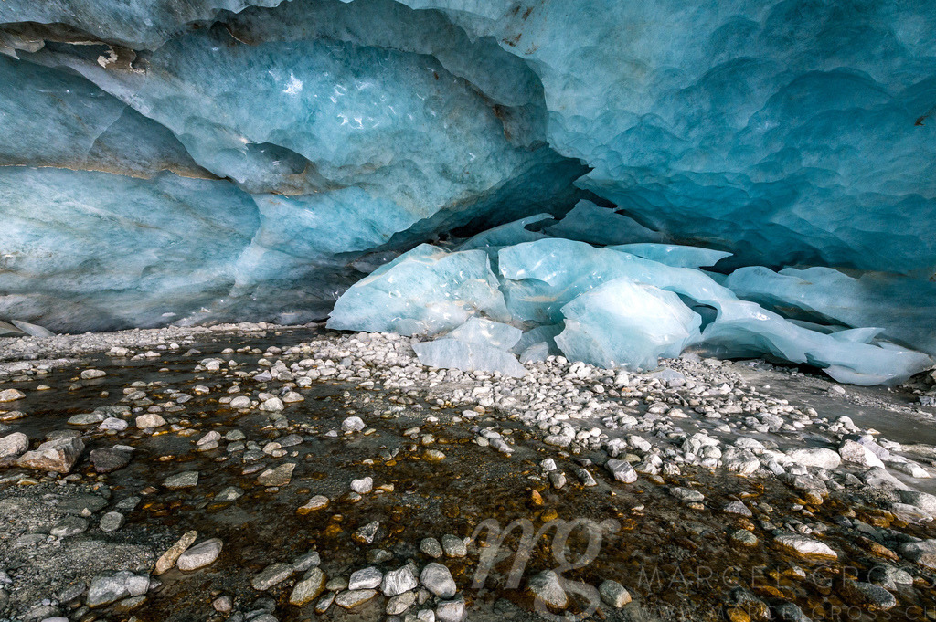 ice cave in Glacier in Switzerland | Die ideale Geschenkidee für Naturliebhaber. Naturbilder von Marcel Gross Photography für ihr Zuhause in den verschiedensten Formaten und Materialien. - Realisiert mit Pictrs.com