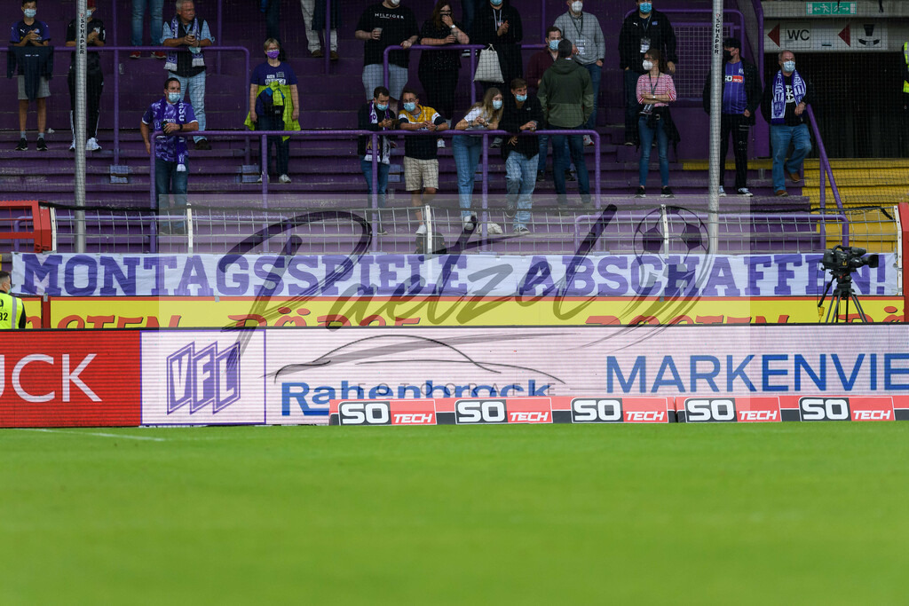 OSNVKO2021090620210906_181 | Fussball, Herren: . Banner mit dem Slogan "Montagsspiele abschaffen!" beim Spiel der 3. Liga zwischen VfL Osnabrueck und FC Viktoria Koeln im Stadion an der Bremer Bruecke am 06.09.2021 in Osnabrueck, Deutschland.DFB / DFL REGULATIONS PROHIBIT ANY USE OF PHOTOGRAPHS AS IMAGE SEQUENCES AND/OR QUASI-VIDEO. - Realisiert mit Pictrs.com