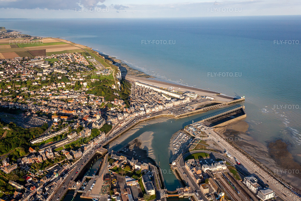 Vue aérienne: L'avant port à le quartier Basse Ville in Le Tréport dans le département Seine-Maritime, France. Photo: IMG_70783.jpg prise le 24/08/2014 par Werner Riehm/FLY-FOTO.eu – Résolution de l'original: 4654 x 3103 px