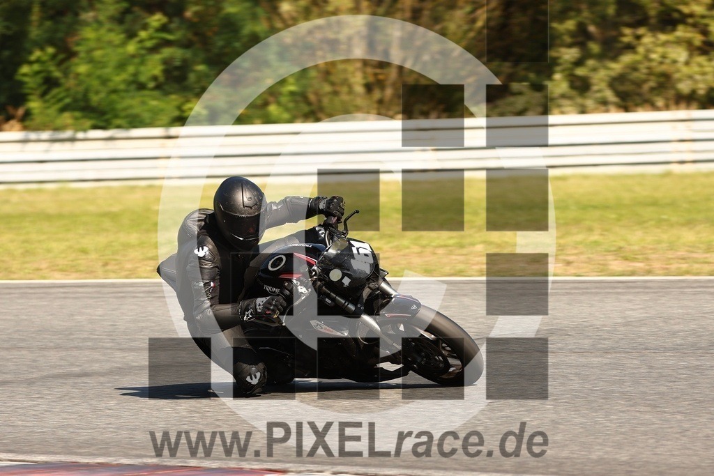 0161-20250909_14168 | Schöne Erinnerungen an spannende Momente - das festzuhalten ist unser Job. PIXELrace.de ist seit 2003 auf den Rennstrecken Europas unterwegs um die Action draußen beim Fahren und die wunderbare Stimmung imm Fahrerlager für euch einzufangen.