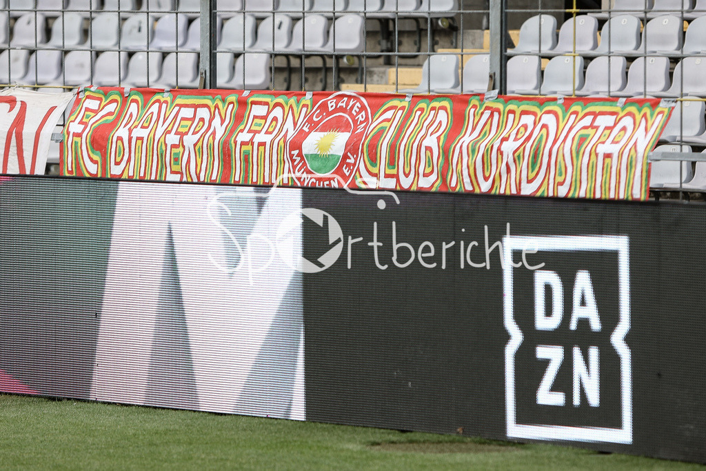 FC Bayern Amateure - Türkgücü München | Das Banner vom "FC Bayern FANCLUB Kurdistan" haengt im Stadion an der Gruenwalder Stadion /