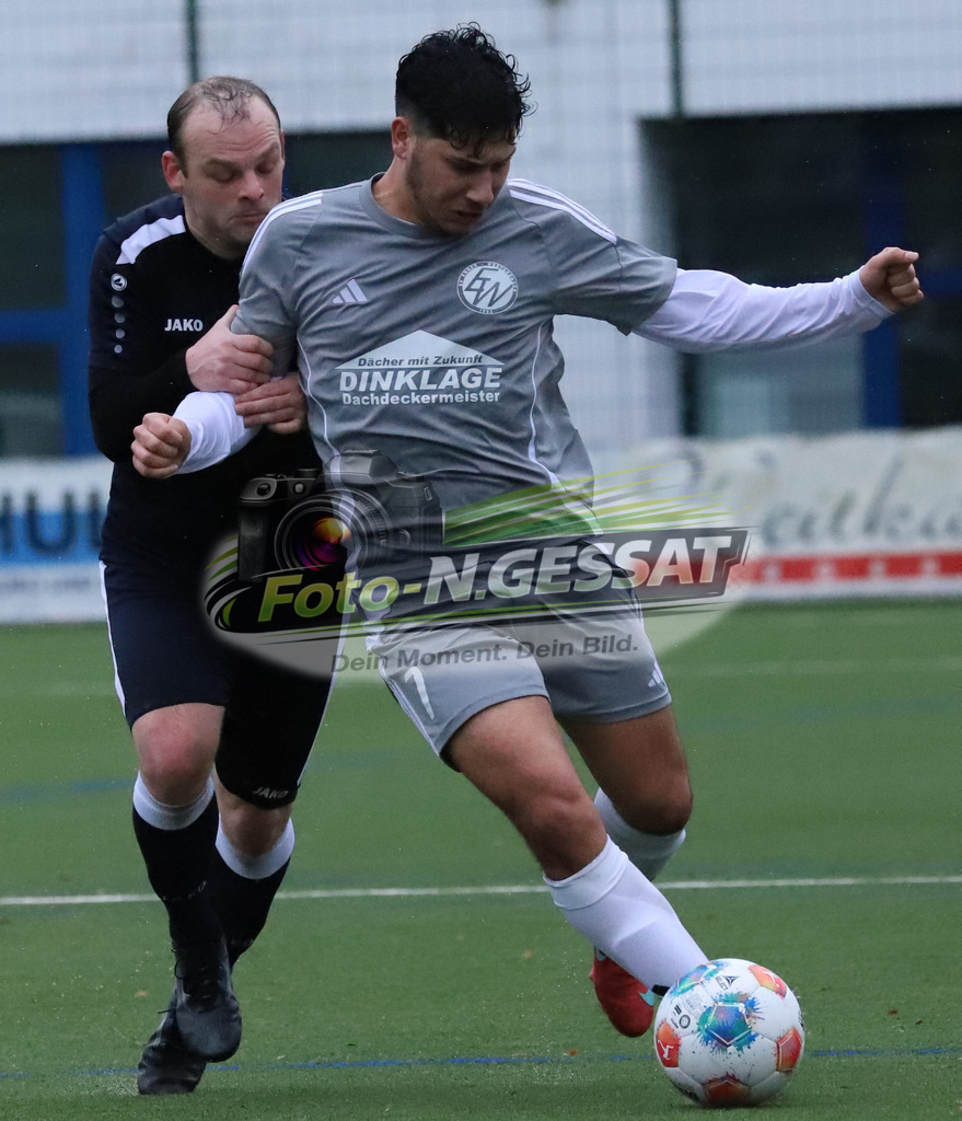 SV Enger-Westerenger - VfL Holsen | Auf dem Bild zu sehen: Grau SV Enger-Westerenger: Abdullah Solak ; Schwarz VfL Holsen: Marc Schendzielorz SC Bünde, VfL Holsen, Saison 25/26, Kreisliga A, Deutschland - Realisiert mit Pictrs.com